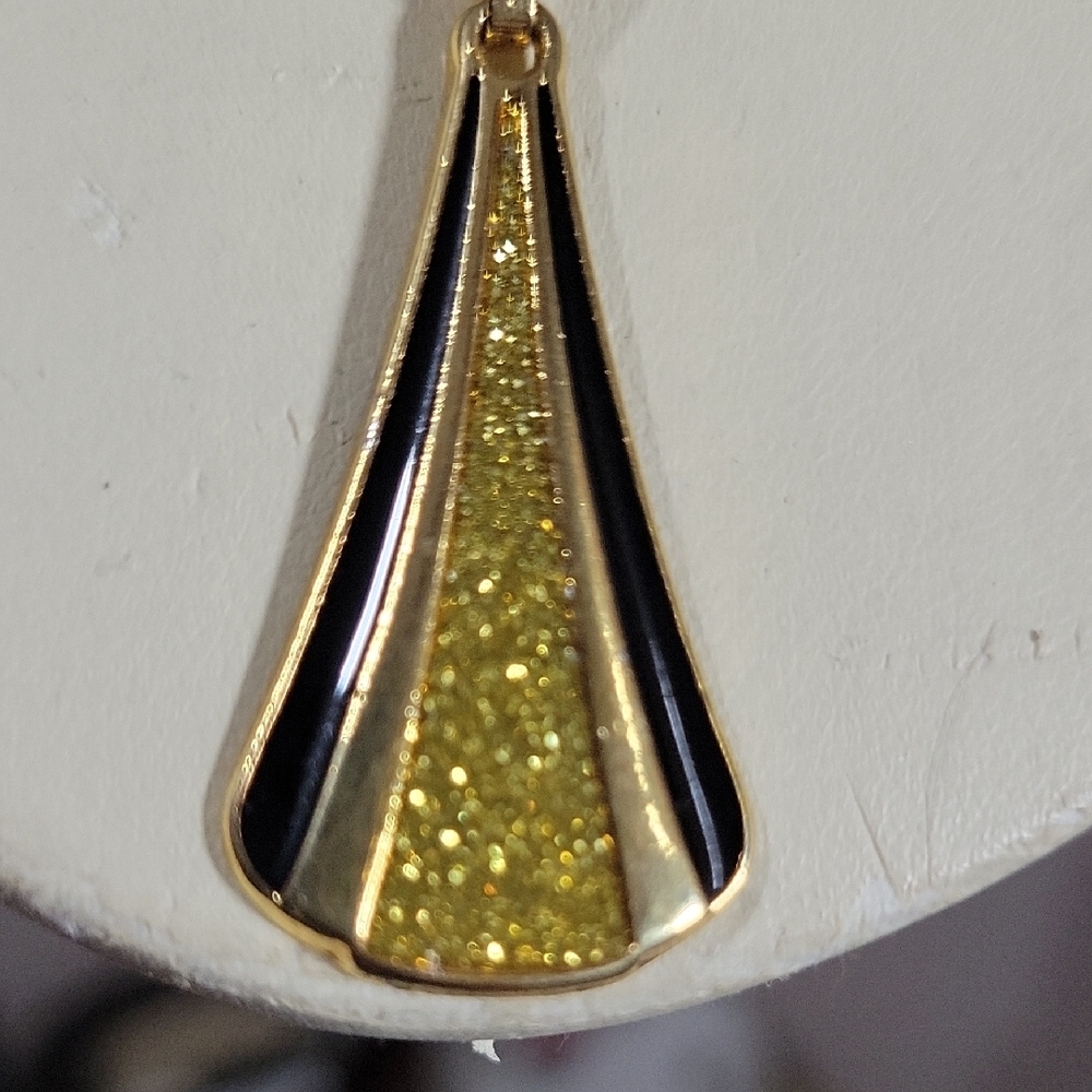 Elegant Gold and Black Pendant Necklace
